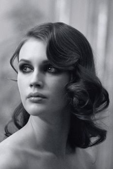 Yves Saint Laurent - Marine Vacth - Parisienne L'Essentiel