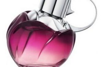 Wanted Girl By Night, welcome to the nightlife and seductive atmosphere of Azzaro!